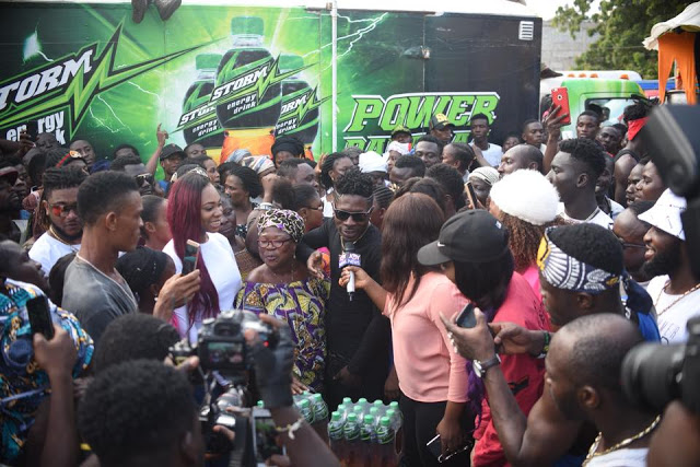 Photos: Shatta Wale wines and dines with Nima Market women 2 sha