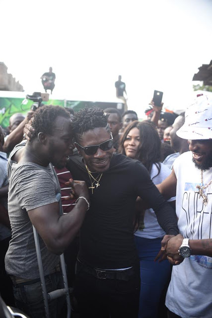 Photos: Shatta Wale wines and dines with Nima Market women 3 shat