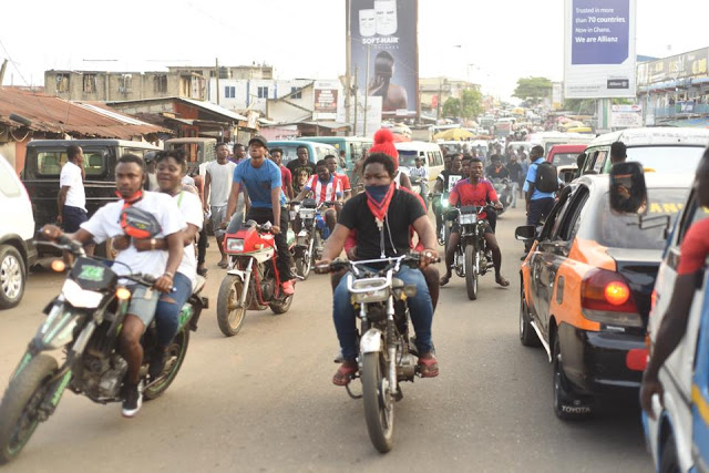 Photos: Shatta Wale wines and dines with Nima Market women 4 shatta