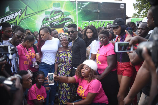 Photos: Shatta Wale wines and dines with Nima Market women 5 wa 1