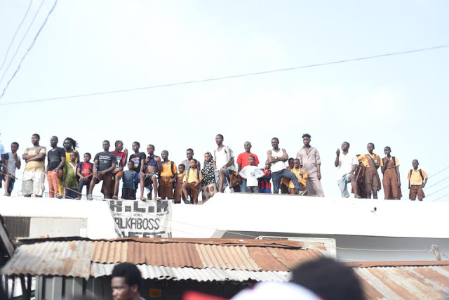 Photos: Shatta Wale wines and dines with Nima Market women 7 ware