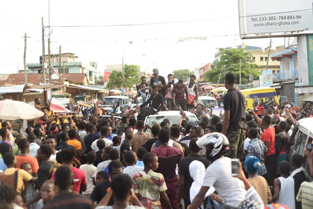 Photos: Shatta Wale wines and dines with Nima Market women 8 warett