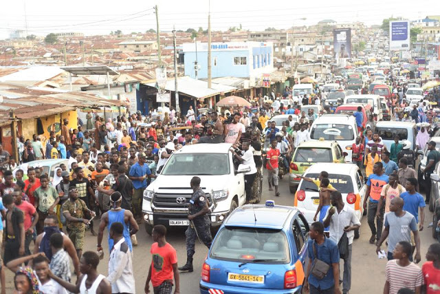 Photos: Shatta Wale wines and dines with Nima Market women 9 were