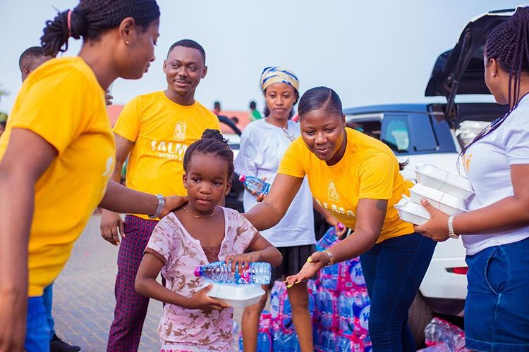 Actress Salma Mumin feeds over 1,000 ‘hungry’ kids in Accra