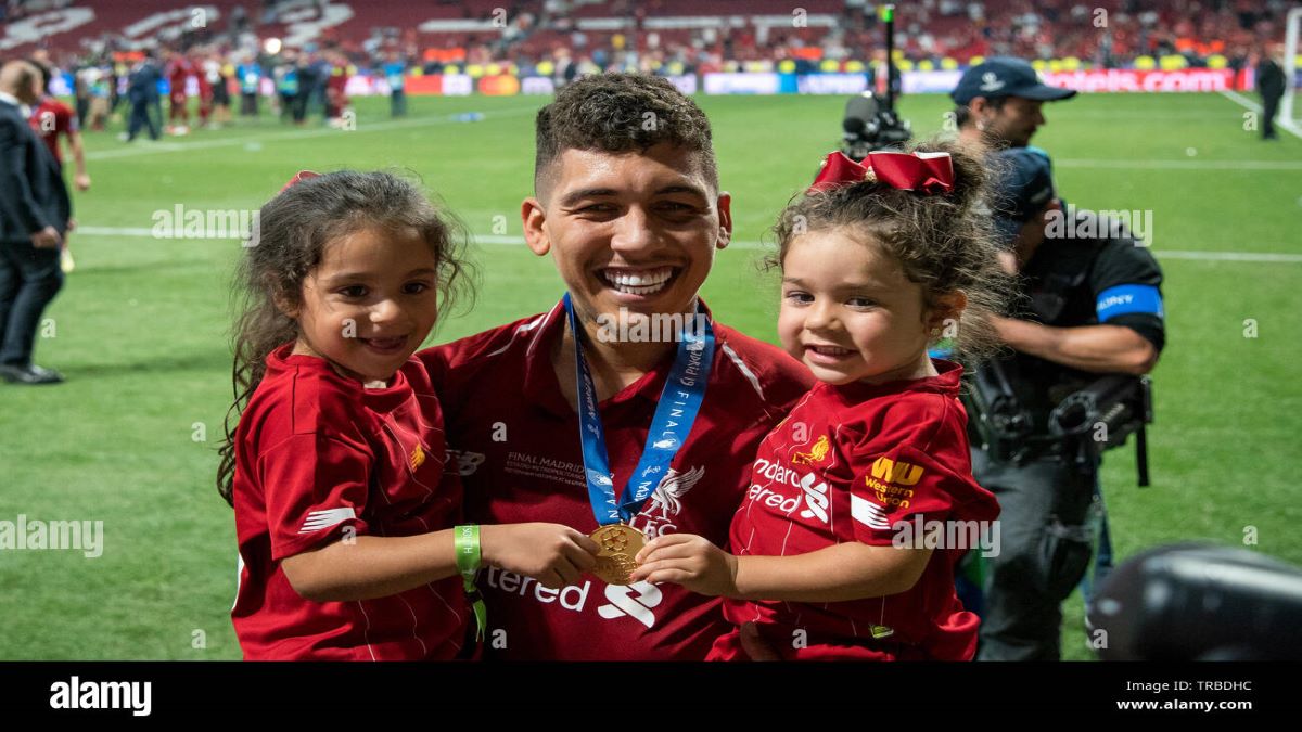 madrid spain 1st june 2019 roberto firmino of liverpool with children during the uefa champions league final match between tottenham hotspur and liverpool at the metropolitano stadium stadium metropoli