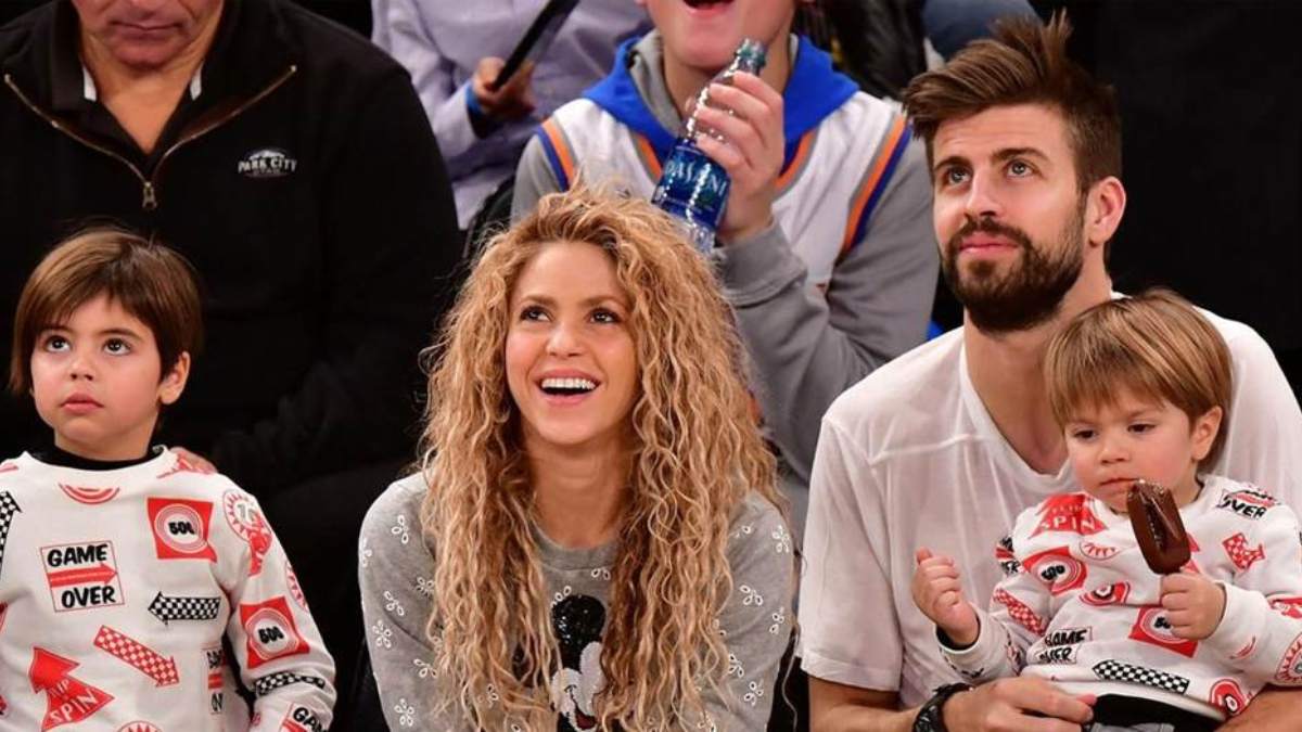 Pique and Shakira hanging out with their kids