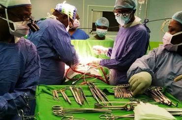 breaking-doctors-find-spaghetti-type-of-worm-in-intestine-during-surgery-video