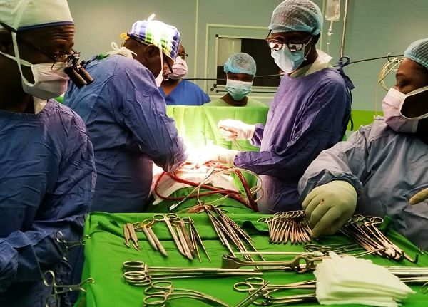 breaking-doctors-find-spaghetti-type-of-worm-in-intestine-during-surgery-video