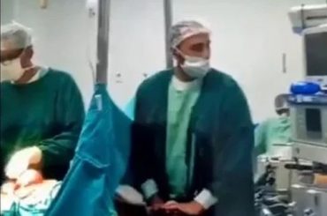 breaking-surgeon-caught-putting-his-manhood-in-unconscious-patients-mouth-video