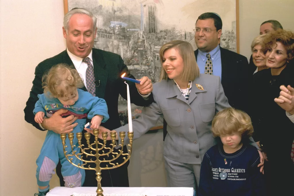 What does Noa Netanyahu-Roth do for a living?